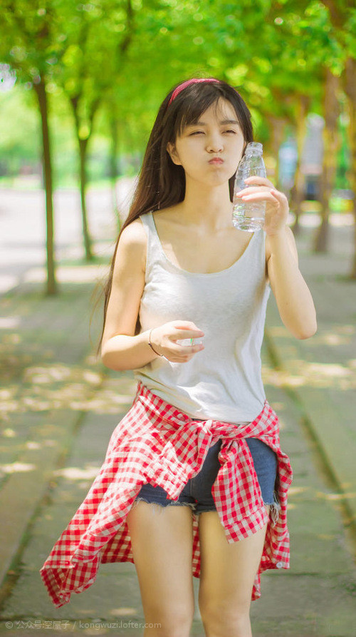最新足球资讯：女子赛事中的惊险一幕！，女子足球赛视频