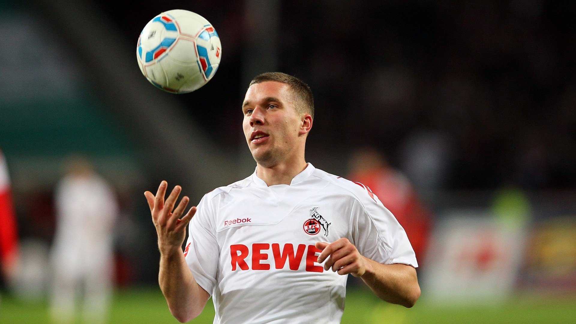 剧场内外的对决:场上场下的激烈斗争,剧场的剧